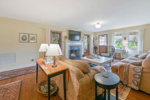 ein Wohnzimmer mit Couch und Kamin in der Unterkunft Gorgeous Hamptons Farmhouse - Get the Beach without the Traffic! in East Quogue