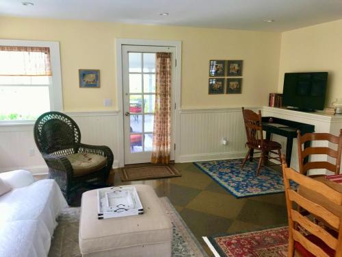 TV/Unterhaltungsangebot in der Unterkunft Gorgeous Hamptons Farmhouse - Get the Beach without the Traffic!