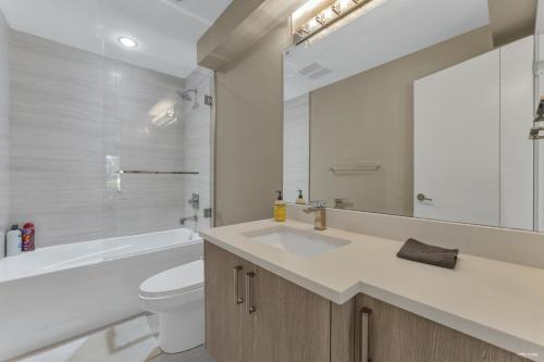 Ένα μπάνιο στο West Vancouver Cozy 2 Bedrooms Suite Garden View by Moonlight B&B
