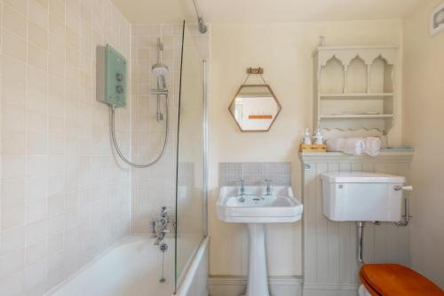 ein Badezimmer mit Waschbecken, Dusche und Toilette in der Unterkunft Baytree Cottage in Melton Constable
