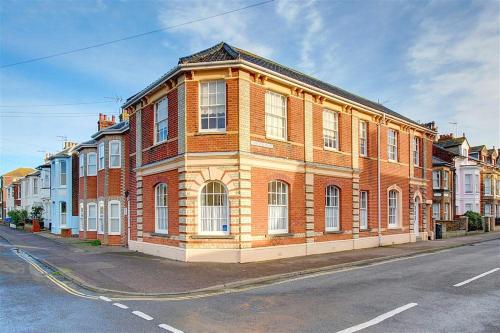 a brick building on the side of a street at 2 Bed in Southwold oc-che in Southwold