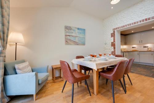 ein Esszimmer mit Tisch und Stühlen in der Unterkunft Fishermen's Cottage in Sheringham