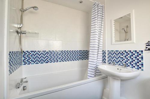 Vannituba majutusasutuses Beachcomber Cottage