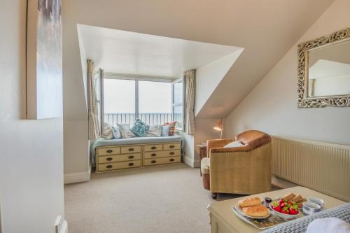 - un salon avec une grande fenêtre et une chaise dans l'établissement Fishermans House, à Sheringham