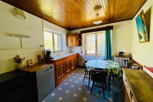 una cocina con una mesa y una encimera en Nice Chalet With View On The Mountain, en La Salle-les-Alpes