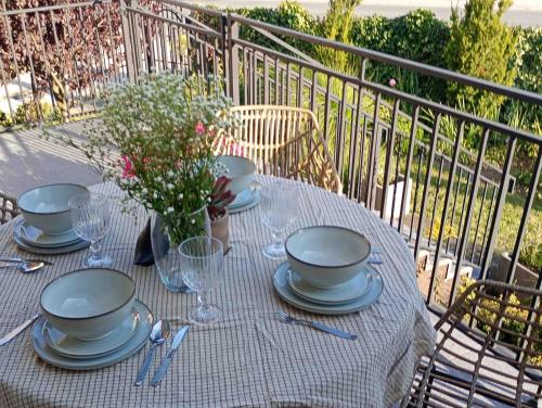 una mesa con platos y vasos y un jarrón de flores en SIELSKO - ANIELSKO Apartamenty 96m2, Kielce, Ogród, Grill, Bezpłatny Parking, en Kielce