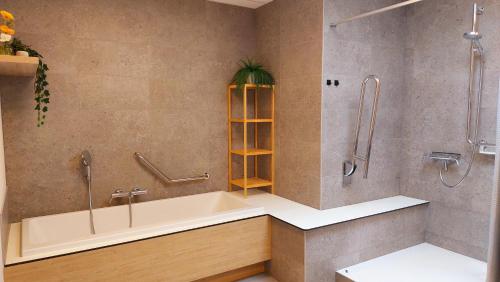 a bathroom with a tub and a shower at Vakantiewoning De Schuur Tienen in Tienen