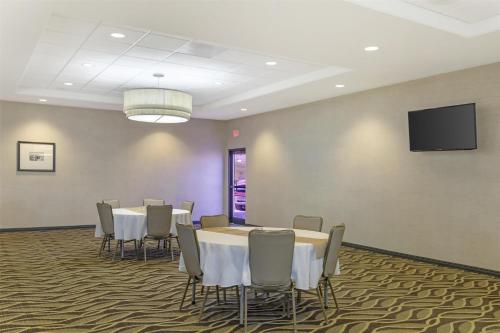 Televisyen dan/atau pusat hiburan di Best Western Plus Havre Inn & Suites
