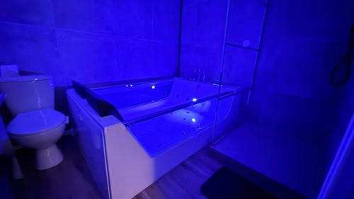 Bilik mandi di Appartement Chic avec jacuzzi