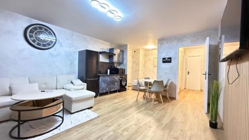Dapur atau dapur kecil di Appartement Chic avec jacuzzi