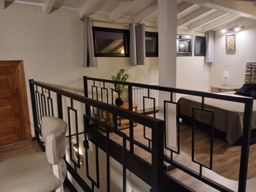 Habitación con escalera, mesa y silla en ARWEN Suites 2, en Trevelín