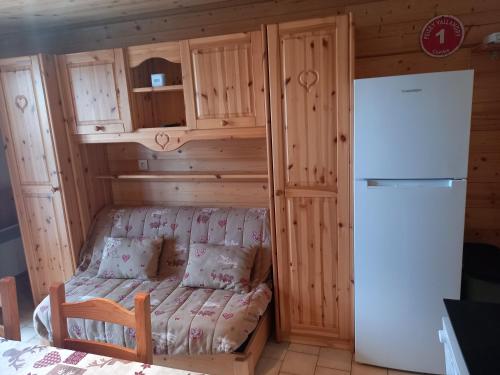 Kleines Zimmer mit Sofa und Kühlschrank in der Unterkunft appartement les belettes chaleureux et cosy in Peisey-Nancroix