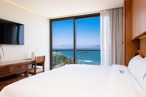 Ένα ή περισσότερα κρεβάτια σε δωμάτιο στο Beachfront, Zantamar 405B