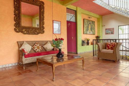 a living room with a couch and a table at Casa de Hospedaje Jardin del Tuito in El Tuito