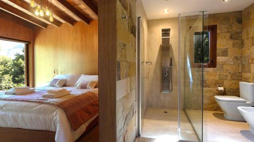 a bedroom with a bed and a bathroom with a shower at Stunning 4-Bedroom House Large Garden and Pool H61 by Apartments Bariloche in San Carlos de Bariloche
