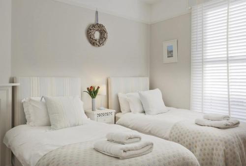 En eller flere senge i et værelse på Southwold Gallery Apartment