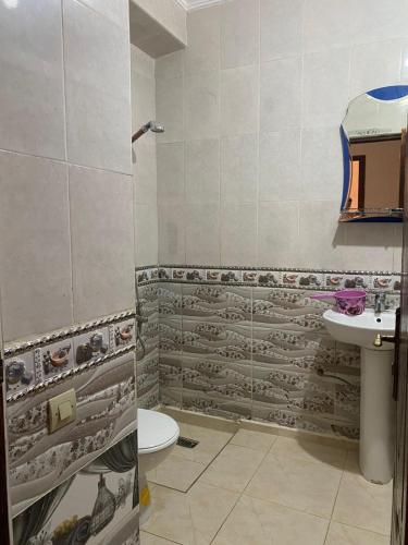 Oued LaouにあるAppartement Oued Laou resisendence Assalem, en bord de merのトイレと洗面台付きのバスルーム