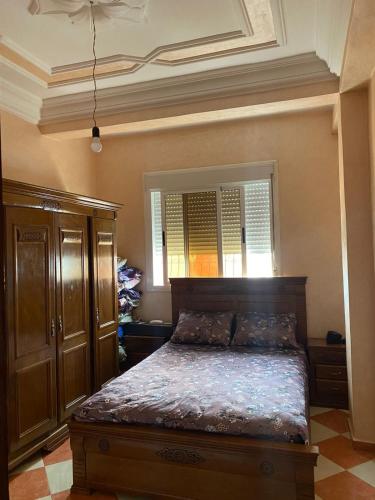 Oued LaouにあるAppartement Oued Laou resisendence Assalem, en bord de merの窓のある部屋にベッドがある寝室