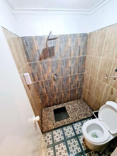 Ένα μπάνιο στο RGH Raffa Guest House