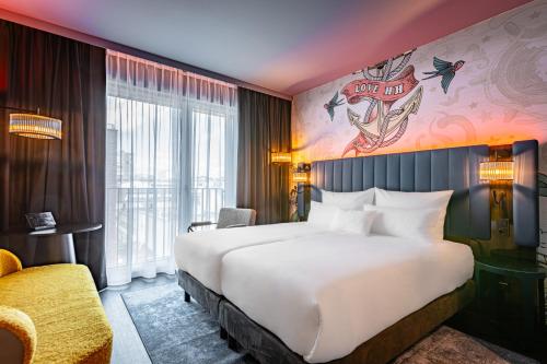 Una cama o camas en una habitación de NYX Hotel Hamburg by Leonardo Hotels