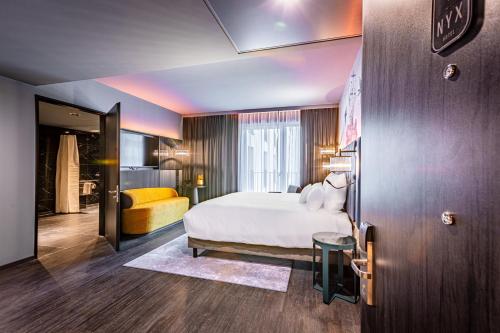 Una cama o camas en una habitación de NYX Hotel Hamburg by Leonardo Hotels
