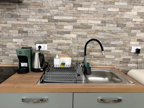 encimera de cocina con fregadero y fregadero en Eccelsa 98, en Tívoli