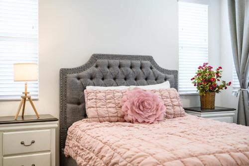ein Schlafzimmer mit einem rosa Bett mit einer rosa Blume darauf in der Unterkunft Central Location Cozy Private Bedroom w Bathroom in Irvine