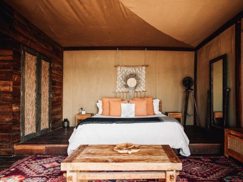 a bedroom with a bed and a table at Nômade Temple Holbox in Holbox Island