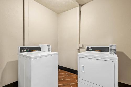 two washing machines sitting next to each other in a room at Motel 6 North Sioux City, SD I 29 North in North Sioux City