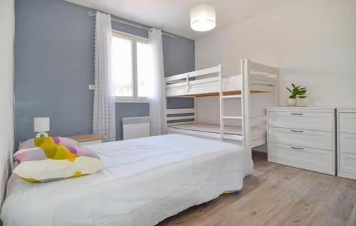 Ένα ή περισσότερα κρεβάτια σε δωμάτιο στο Maison cosy proche centre Arles - jusqu'à 8 personnes