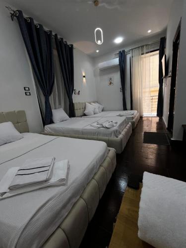 Ein Bett oder Betten in einem Zimmer der Unterkunft cairo central house