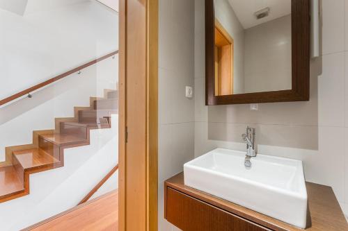 baño con lavabo y escalera en Family retreat in Gaia, en Vila Nova de Gaia