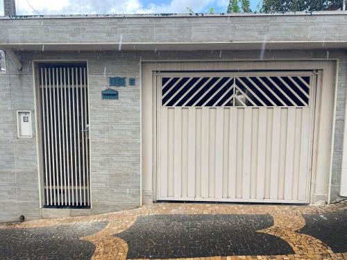 a garage with two doors on a brick building at Casa da Família Lima in Pirassununga