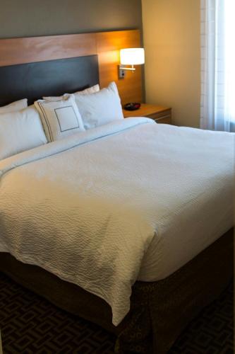 a large bed in a hotel room at TownePlace Suites by Marriott Lancaster in Lancaster