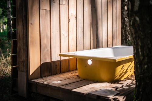 a bath tub sitting next to a wooden fence at WieloDom - kryjówka na wsi in Wielogóra