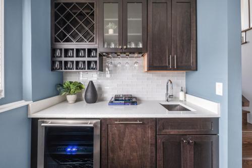 Η κουζίνα ή μικρή κουζίνα στο Spacious Home in Chicago Suburbs