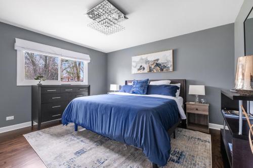 Ένα ή περισσότερα κρεβάτια σε δωμάτιο στο Spacious Home in Chicago Suburbs
