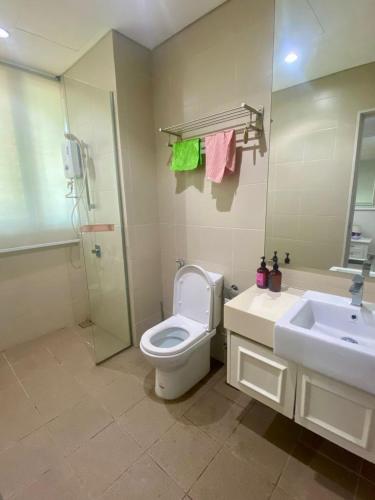 um banheiro com vaso sanitário, chuveiro e pia em Orak Villa @ I-City Golden Triangle em Shah Alam