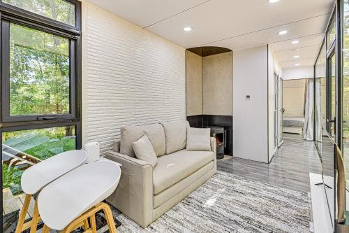 Χώρος καθιστικού στο Waterfront Durham Getaway with Deck and Trails!