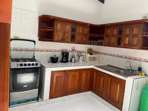 ecopolis hospedaje casa grande en El Queremalにあるキッチンまたは簡易キッチン