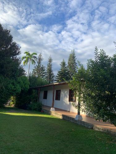 ecopolis hospedaje casa grande en El Queremalにある庭