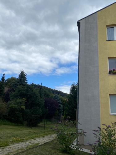 un edificio con vistas a un campo y a los árboles en Tisá byt, en Ústí nad Labem