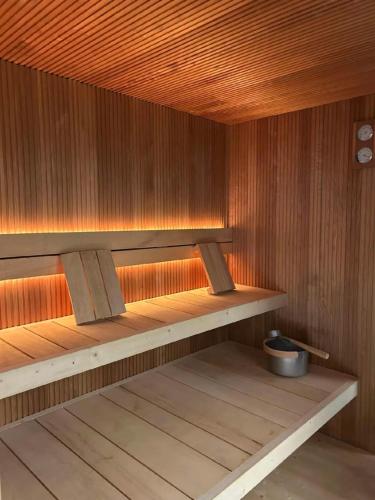 a sauna with a wooden bench in a sauna at Villa6 in Pobierowo
