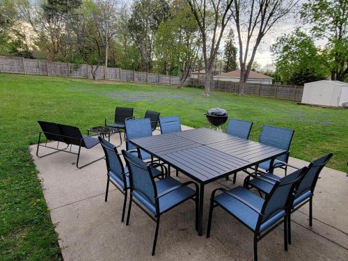 Κήπος έξω από το Spacious Home in Chicago Suburbs
