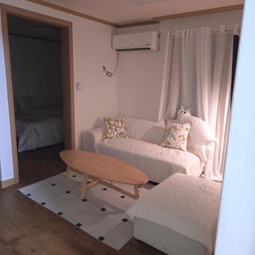 a living room with a couch and a table at 포근한 하루 투룸 in Icheon