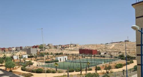 una pista de tenis en medio de una ciudad en Appartement near to the centrum, furnished, nice view, en Safí