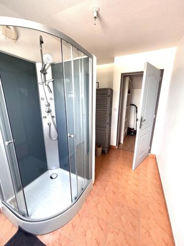 a bathroom with a shower with a glass enclosure at Grande maison avec tranquillité garantie in Lessay