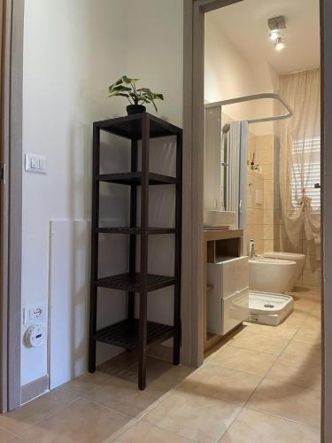 a bathroom with a plant on a shelf in the corner at Il Tramonto in Altino