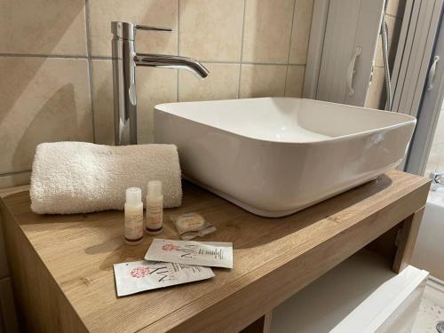 a white sink on a wooden counter in a bathroom at Il Tramonto in Altino