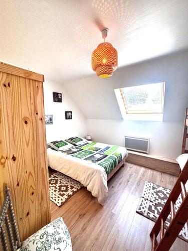 a bedroom with a bed in a room at Grande maison avec tranquillité garantie in Lessay